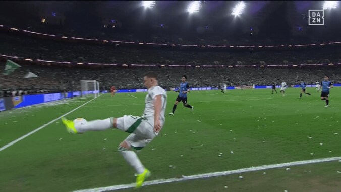 「笑ってんじゃねえよ！」日本人ファン激昂…川崎DFの喉にボール直撃→アル・アハリDFが“不敵なニヤニヤ”「腹立つわ」「へへみたいな顔が…」【ACLE決勝】 3枚目