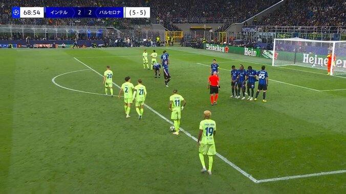 「PKだろ！」「審判によっては のやつだ」VAR判定に物議！PAライン“またぎ”で倒れ逆転チャンスのPK獲得→FKに修正「結構際どい」【CL準決勝】 5枚目