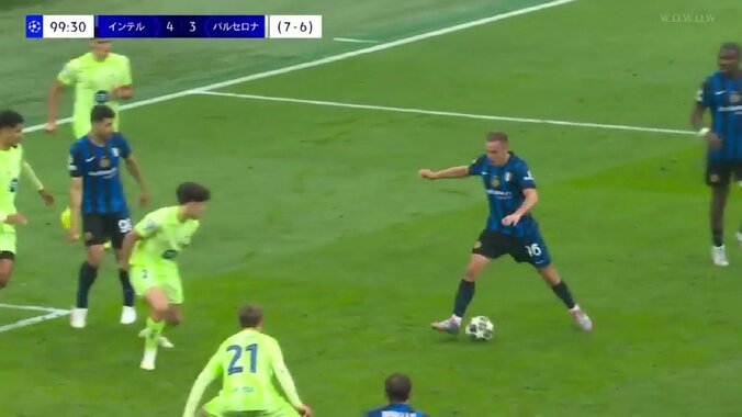 魂の一撃でバルサを撃破「英雄だ」「サッカーの神様がいる」GK硬直のワンフェイク＆ピンポイントコントロールショットにスタジアム大熱狂【CL準決勝】 4枚目