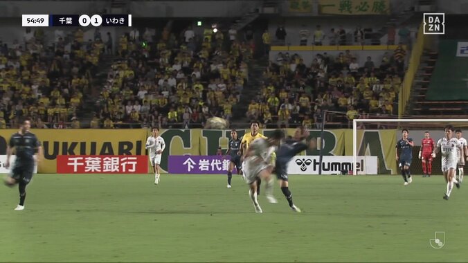 「足の裏みせてます」ハイキックが顔面直撃でイエローカード！「普通にレッドじゃね？」「これは故意ではない」危険なプレーにファン騒然 5枚目