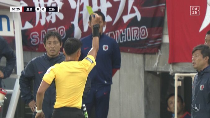 「PKだろ！」“不必要な足上げ”で接触→転倒もノーファウルで鹿島ベンチ激昂「曽ヶ端があんな怒ってるの初めて見た」猛抗議のGKコーチにイエローカード 2枚目
