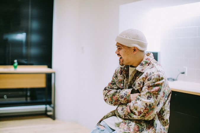 「“ラップやめようかな”とも思った」CHICO CARLITOが語る新作『Sandra's Son』。沖縄、家族、仲間、音楽、言霊が詰まったNEW ALBUMを携えて、“受け取る側より与える側”への再出発。 5枚目