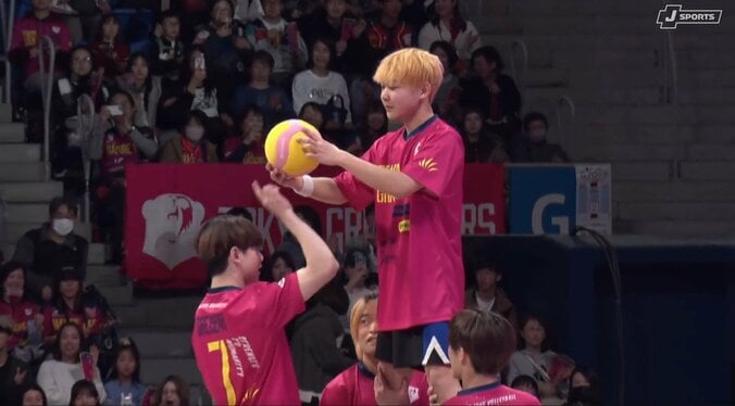 もはやバレーボールじゃない…“斬新すぎる”始球式「遂にこの形態まできたか」驚きの声 4枚目