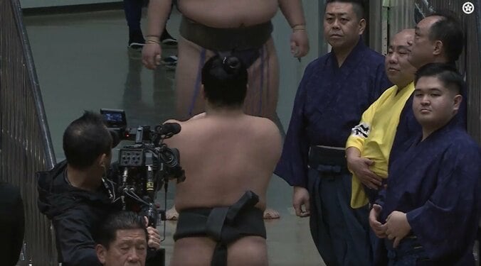 花道を下がる際に左腕を気にする炎鵬