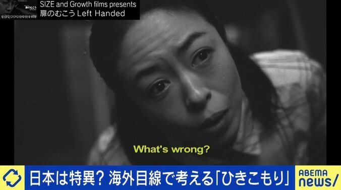 自室に閉じこもった男子中学生の息子の部屋の前に食事を運ぶ母親（映画『扉のむこう』）
