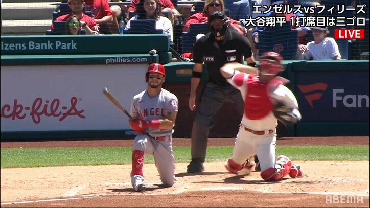 膝をついたまま二塁へレーザー送球 爆肩捕手の衝撃映像に視聴者唖然「マジで？」「軌道えぐ」