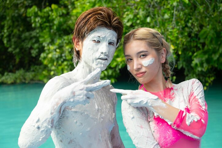 黒ギャル男、白泥パックで白ギャル男に シュールな姿で女王様系ギャルとスキンシップ『シャッフルアイランド Season3』#3