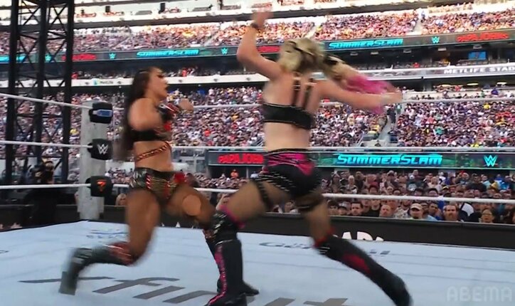 【写真・画像】女子レスラー、戦慄の“グーパン”一撃 「決まった」「えっぐ」見事な悶絶カウンターにファン困惑　1枚目