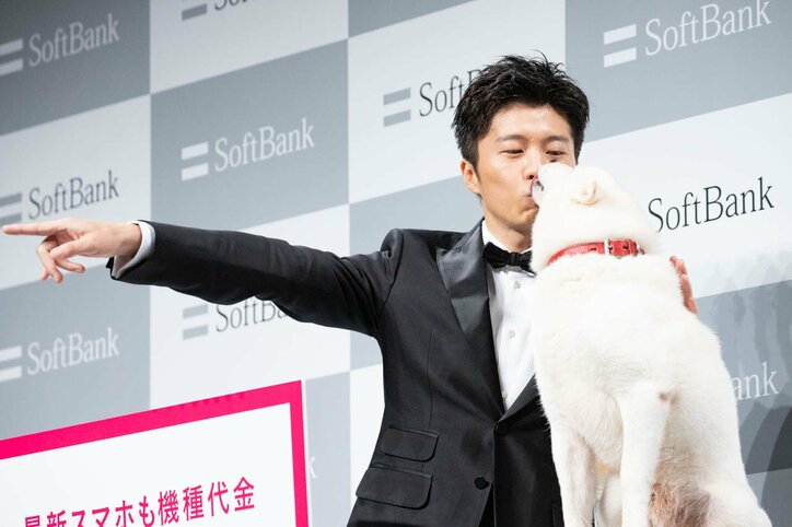 【画像】田中圭＆“お父さん”の可愛らしいキスに、報道陣ほっこり（23枚）