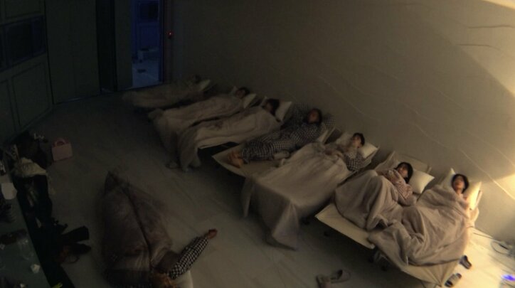 初対面の男女8人が同じ部屋で就寝「寝ている姿がセクシー」近すぎる距離にドキドキ…意識して眠れない人が続出『恋するアプリ Love Alarm』#3