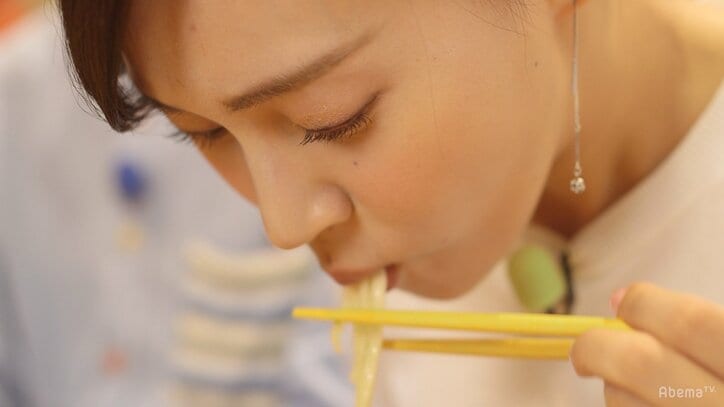 都会にいながら沖縄気分！ 高橋茉莉、山咲トオルと沖縄料理で乾杯