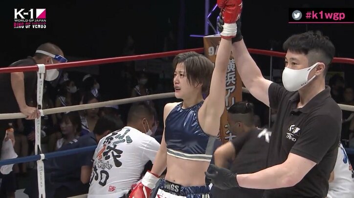 「ラウンドガールが4人いるみたい」「腹筋がかっこいい」KO勝利直後、鍛え抜かれた“勝者のたたずまい”に反響