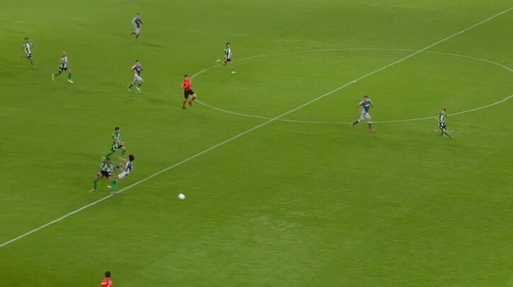 【映像】強烈“体当たり”に吹っ飛ばされた瞬間