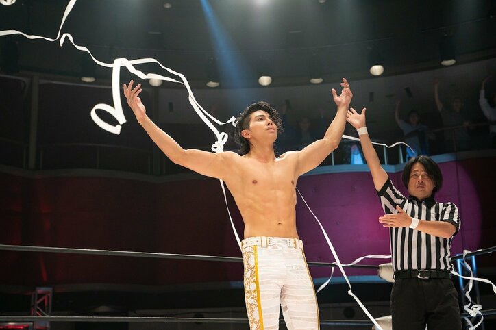 しなやかなロープワークからのドロップキック！THE RAMPAGE武知海青、プロレスラー役を好演