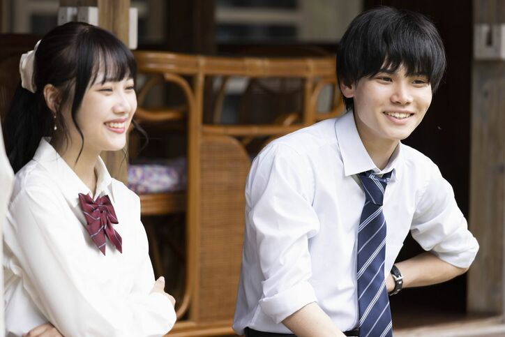 男子4人がひとりの女子のもとへ…爆モテ状態の高1女子に「恋ステ三国志」「まじゅ取り合戦」の声『恋ステ2021秋 沖縄』