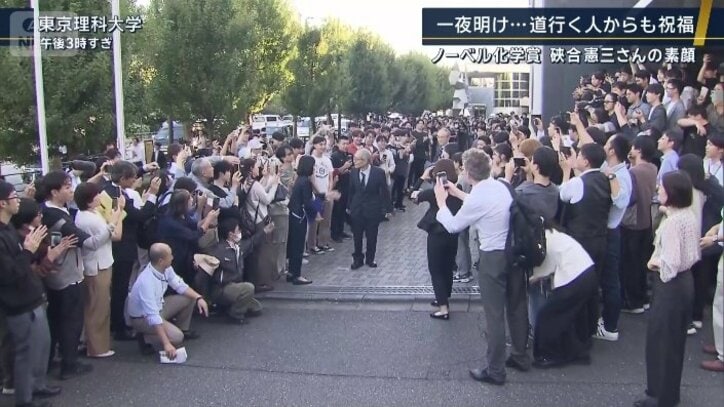 何重にも人だかりが