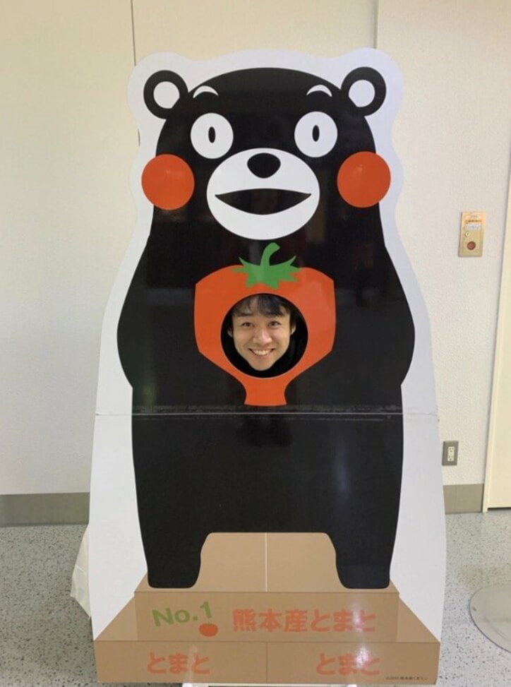 「似てる」「そっくり」小林麻耶さん、夫婦でくまモンの“顔ハメ”に挑戦し反響