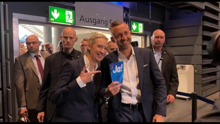 中部エアフルトで開催された党大会に登場したAfDのワイデル共同党首とジークムント氏　7月