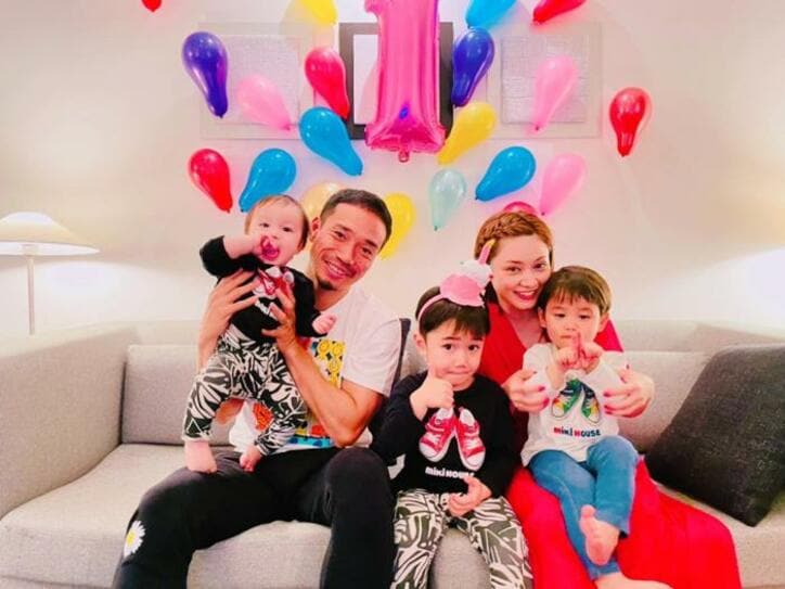  平愛梨、三男が1歳の誕生日を迎え家族ショットを公開「おめでとう」「素敵」の声 