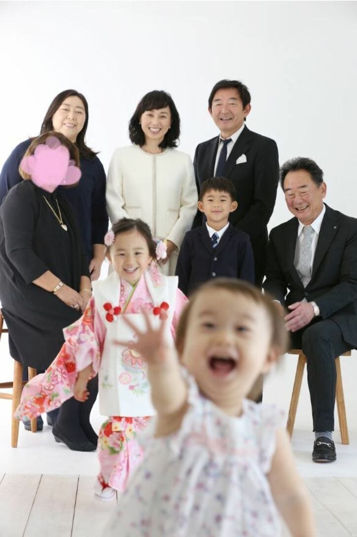 東尾理子 スタジオで初めて撮った家族写真 素敵 良い笑顔 の声 話題 Abema Times