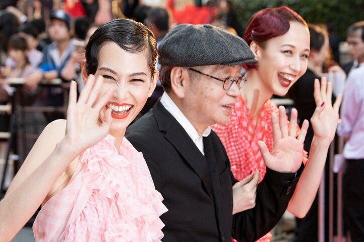 水原希子&佑果、ミニ丈ドレスで美脚披露！細野晴臣と腕を組みレッドカーペット闊歩