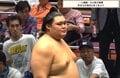 「粗末に扱うなw」大の里の“超デカい”副賞を呼出が… まさかのオモシロ光景に「クルクルと…」実況思わずツッコミ