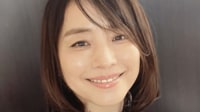 石田ゆり子(54)広々としたリビングで撮影した“親子ショット”に反響「ステキな2ショット！」「お母さんはずっと美しいね～」
