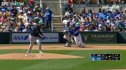 くっ、だめだったか…決死のダイビングもスーパーキャッチが未遂に終わり外野手がガクッと突っ伏した瞬間