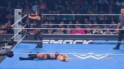 「ヒザが刺さった」“神童”女子レスラーが大ジャンプの空中技も“迎撃＆失敗”で悶絶の瞬間「これは痛い」