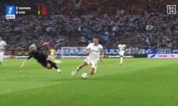 “鬼チャージ”の伊東純也、敵と一緒に吹っ飛ぶ！「守備えぐっ」「感情が入ってて良いね」爆速プレスバックからボール奪取した瞬間