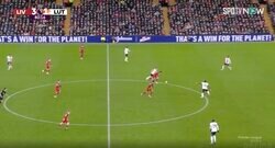 「世界最高レベル」「進化してる」リバプール遠藤航が“鬼タックル”でボール奪取→ラストパスで決定機を演出した瞬間　“プレミア屈指のアンカー”だと分かる超絶プレー