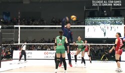 女子バレー、男子監督が急遽参戦で“超絶”プレー連発！ 「昔はね、昔は」さすがの勇姿に観客も熱狂