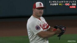 「グラブの位置で球種がバレるんだよ！」トラウトが呆れ顔でセンターから若手ピッチャーにクセを指摘 「ゲーム中に珍しい光景」