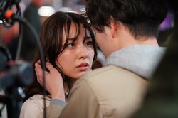 甘く濃厚なキスを繰り返し…NYタイムズスクエアで夢中で求め合う2人に小森隼が大興奮
