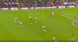 スタジアム騒然！「惚れ惚れする」「エグいな…」 40メートル超えの美しすぎる“神スルーパス”が炸裂した瞬間　遠藤航のライバルが相手DFの間をブチ抜く弾丸パス