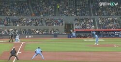 一体、何が起きた！？ 大谷翔平の“特大飛球”でハプニング発生… 外野手のプレーがヤバすぎると世界中で話題に 「大丈夫かよ！」「無茶しやがって」