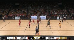 男子バレーで“奇跡”の連携プレーが成立 片手レシーブ、片手トス、起き上がって…異次元プレーの連続にアリーナ興奮