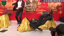記者会見で王者が挑戦者を“失神”させ強制終了のアクシデント 「嘘だろ」「マジかよなにこれw」ファン騒然