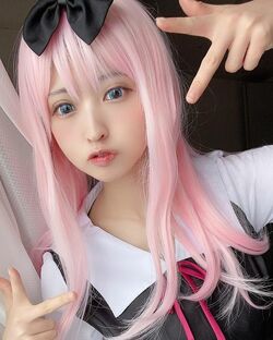人気コスプレイヤー・猫田あしゅ、「かぐや様は告らせたい」藤原千花の「ドーンだYO!!」再現ショットにファン「完璧」