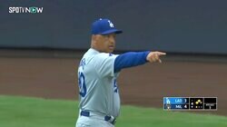 ロバーツ監督のアピールプレーで敵地騒然　突然の「アウト！」に走者は呆然…ドジャース戦で“踏み忘れ”の珍事