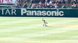 名将も「超ファインプレー」と称賛！センター篠崎の“先制点阻止”スライディングキャッチ 明桜の好守に甲子園どよめく