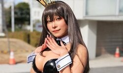 ポージングや表情で「気弱で恥ずかしがり屋だけど大胆さも秘めた」ノワールを表現した『NIKKE』コスプレ
