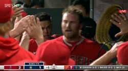 大谷翔平は見た！ 同僚に被せた兜が吹っ飛び「あーっ！」 歓喜のセレブレーションでの悲劇に「兜落としたw」「荒ぶるドルーリーw」「33万が」