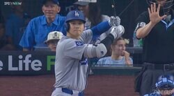 「翔平パパおめでとう」大谷翔平の長女誕生を祝う“巨大ボード”が敵地に出現！ 熱狂的ファンの行動に反響