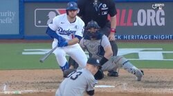 危機一髪！ド軍・マンシーの“痛烈”ピッチャー返しがヤ軍左腕にあわや直撃…167キロ打球が真横を通過し「ヒヤリ」驚きの表情