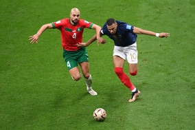 ド迫力のマッチアップ！ 快足を飛ばすエムバペに、アムラバトが渾身タックル！「一番沸いた」「かっこよすぎる」など脚光！【W杯準決勝】