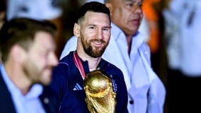 W杯優勝のメッシ、実家に帰る！扱いが完全に地元のスーパーヒーローだった