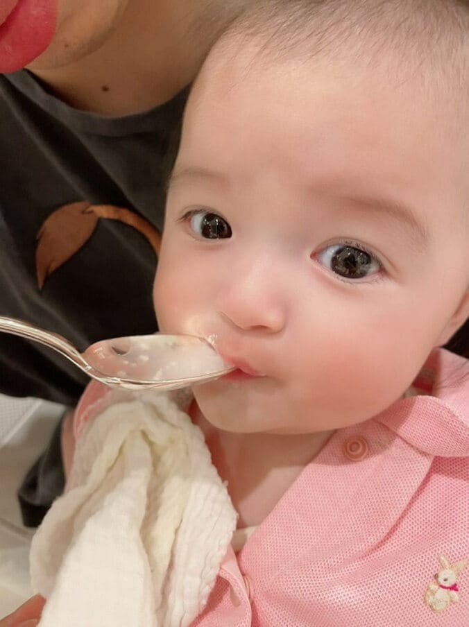 川崎希、離乳食デビューした娘の反応に「どうしようかと思った」 1枚目