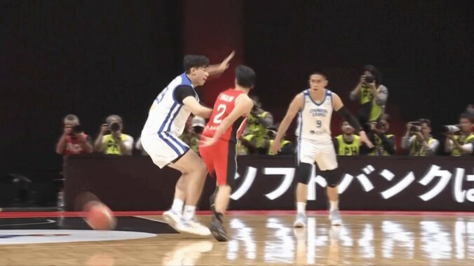 「なんだ今の！」富樫勇樹の“魔法のノールックパス”にファン衝撃「背中に目がついとんのか？」「めちゃくちゃうまい」川真田紘也に絶品アシスト【バスケ日本代表】 4枚目