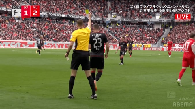 「やりやがったな！」堂安律の“激強デュエル”に相手FWがイライラ→妨害行為でスタジアム騒然「レッドカードだせよ」「何してくれとんじゃ」 4枚目